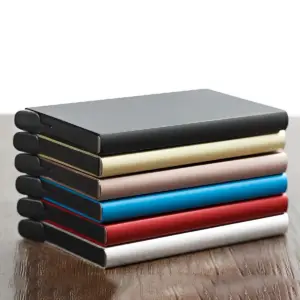 Gestapelte Kartenetuis aus Aluminium in Schwarz, Gold, Roségold, Blau, Rot und Silber