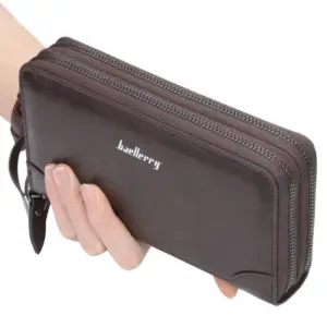 Dunkelbraune Herren-Clutch mit zwei Reißverschlüssen und Handschlaufe in der Hand gehalten