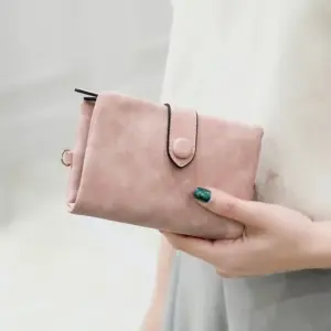 Rosa Damen-Portemonnaie mit Druckknopf-Lasche, in der Hand gehalten