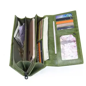 Aufgeklapptes grünes langes Leder-Portemonnaie mit Münzfach und Kartenfächern