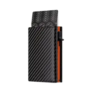 Schwarzes Kartenportemonnaie in Carbonoptik mit orangefarbenem Schieber und herausragenden Karten