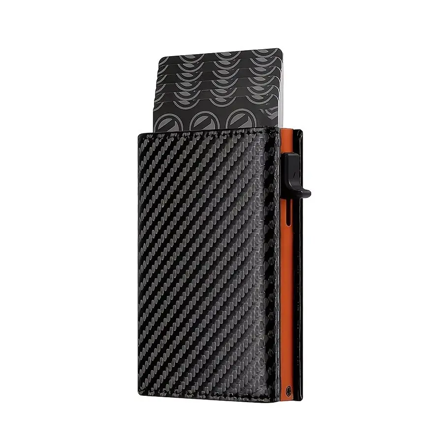 Schwarzes Kartenportemonnaie in Carbonoptik mit orangefarbenem Schieber und herausragenden Karten