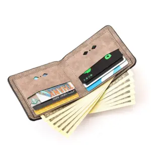 Aufgeklapptes Portemonnaie in Beige mit Kartenfächern und gefächerten Geldscheinen